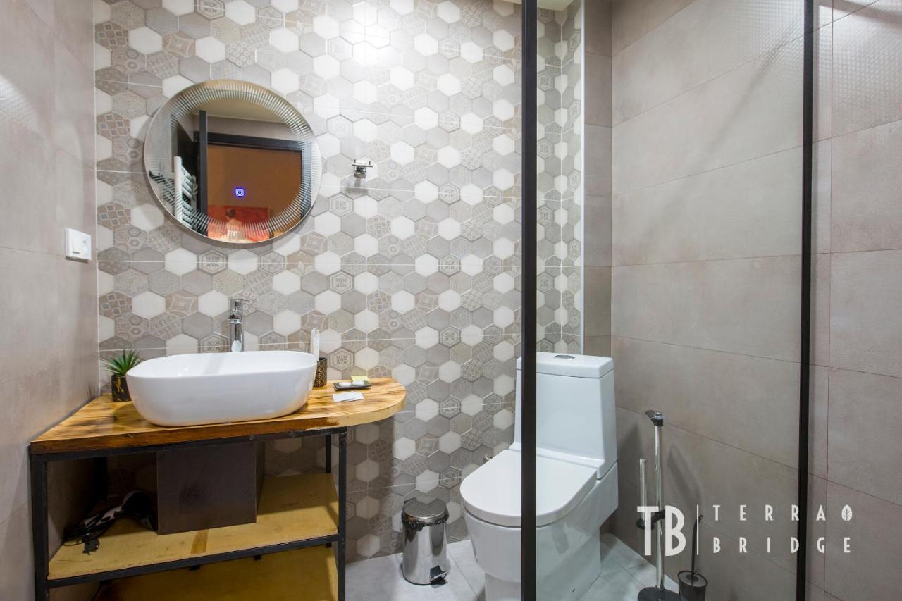 Terra Bridge Hotell Tbilisi Exteriör bild