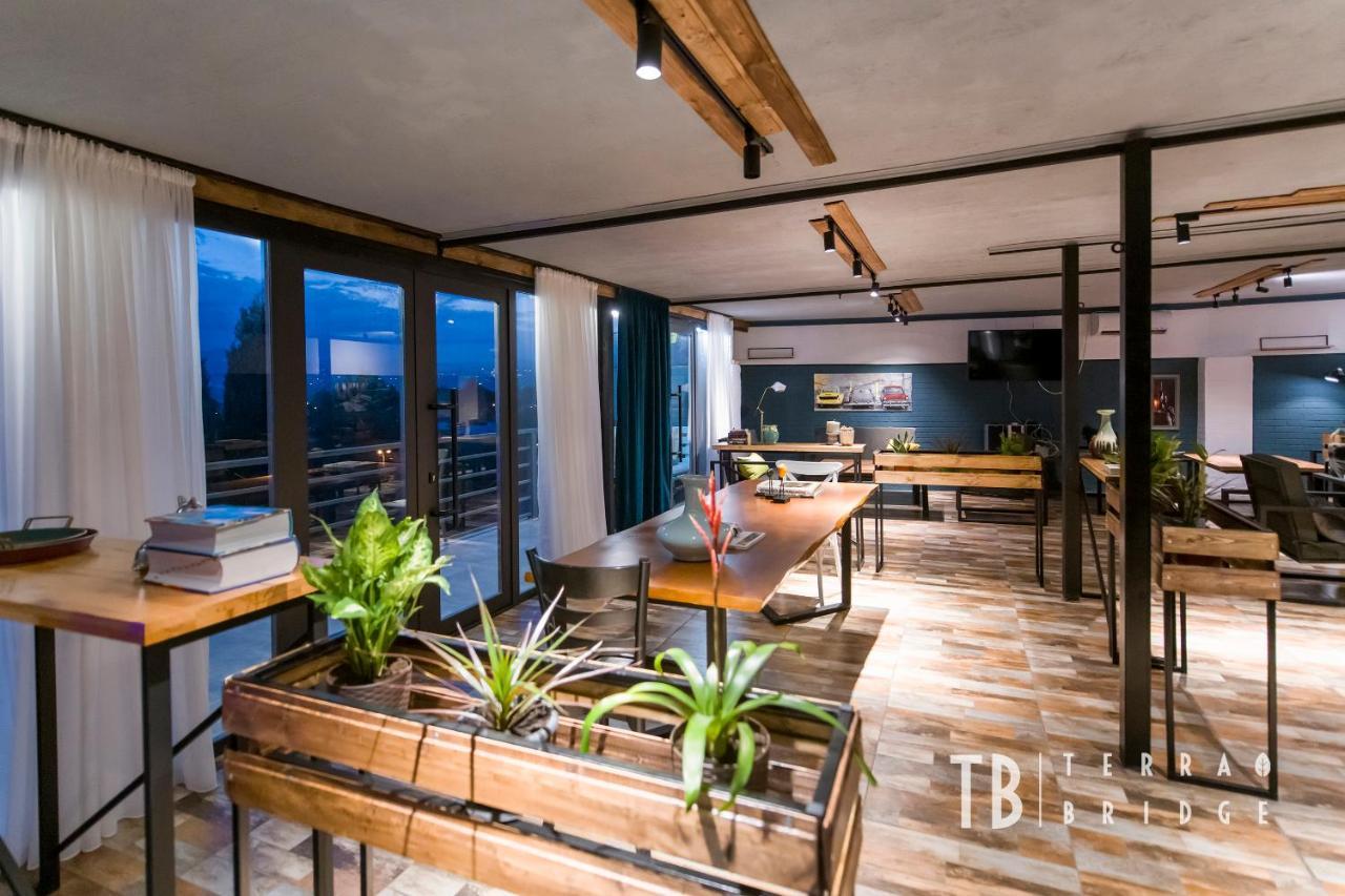 Terra Bridge Hotell Tbilisi Exteriör bild