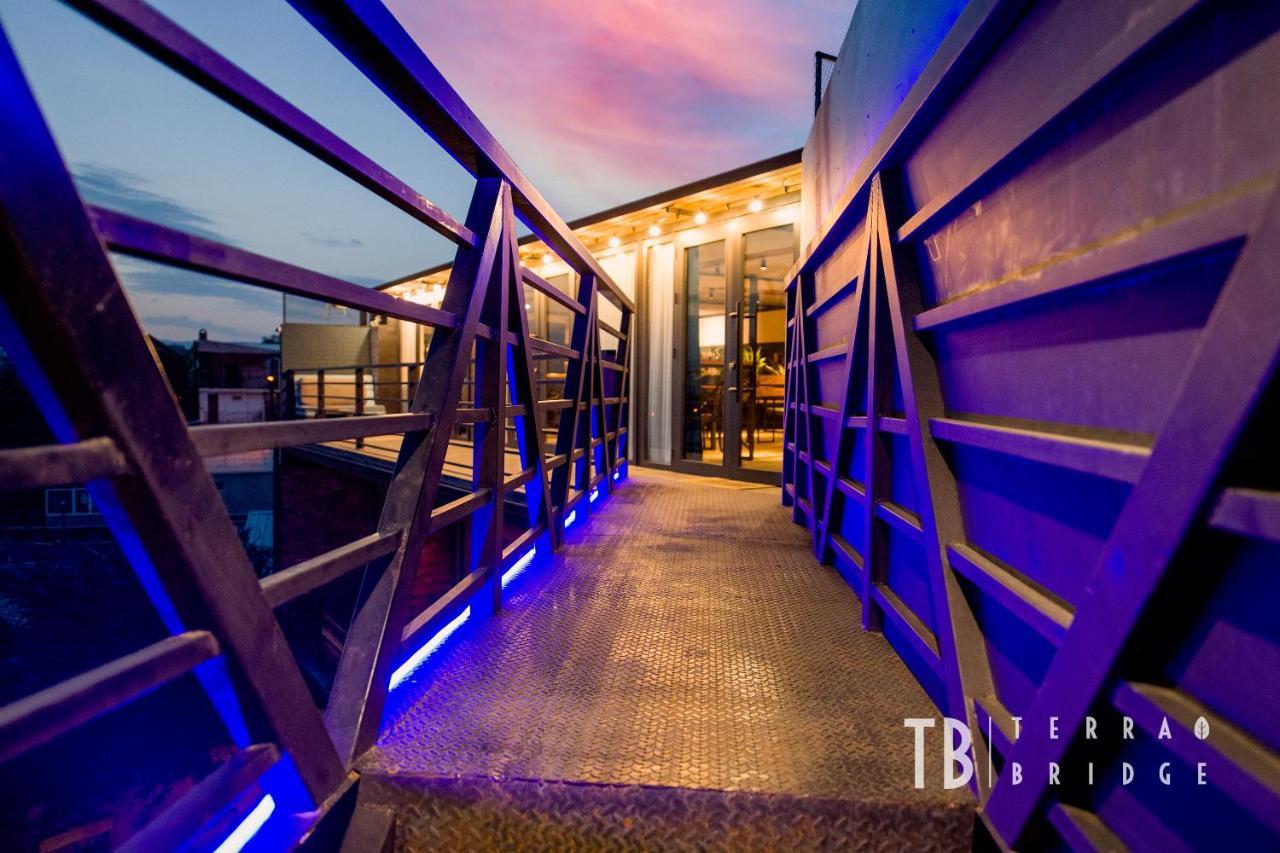 Terra Bridge Hotell Tbilisi Exteriör bild