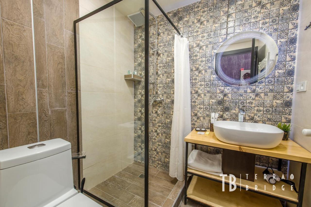 Terra Bridge Hotell Tbilisi Exteriör bild