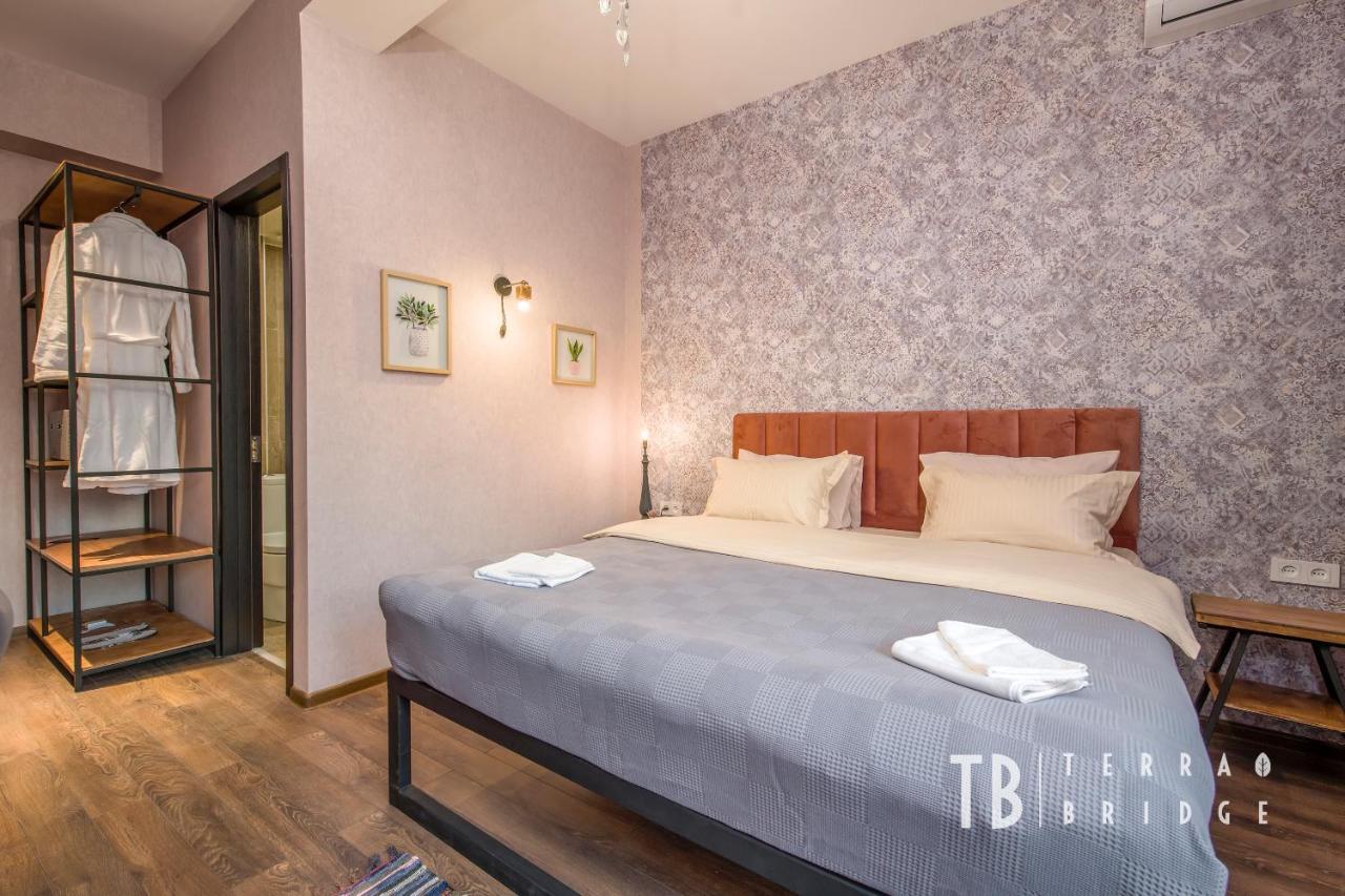 Terra Bridge Hotell Tbilisi Exteriör bild